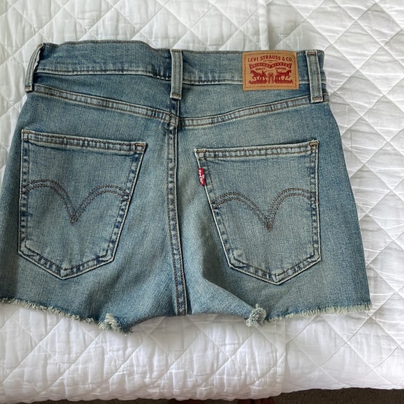 Levi’s denim shorts - Picture 3 of 3